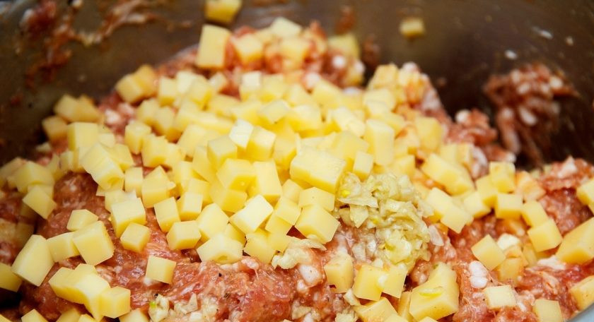 1. Этап. Австрийские сосиски: 6. Добавьте к фаршу твердый сыр и измельченный чеснок, еще раз все перемешайте.