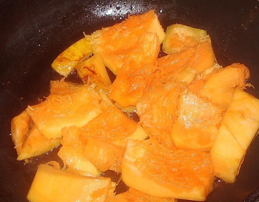 1. Этап. Тыква на сковороде: Тыкву чистим от семечек, режем на кубики.