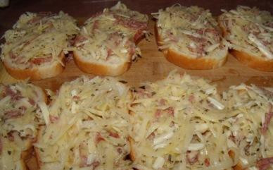 1. Этап. Бутерброды с колбасой на сковороде: Начинку выложить на ломтики белого хлеба.