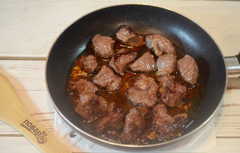 1. Этап. Говядина с апельсинами: 7. Мясо верните в сковороду и тушите до готовности.