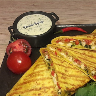 Кесадилья с курицей, овощами, зеленью, сыром