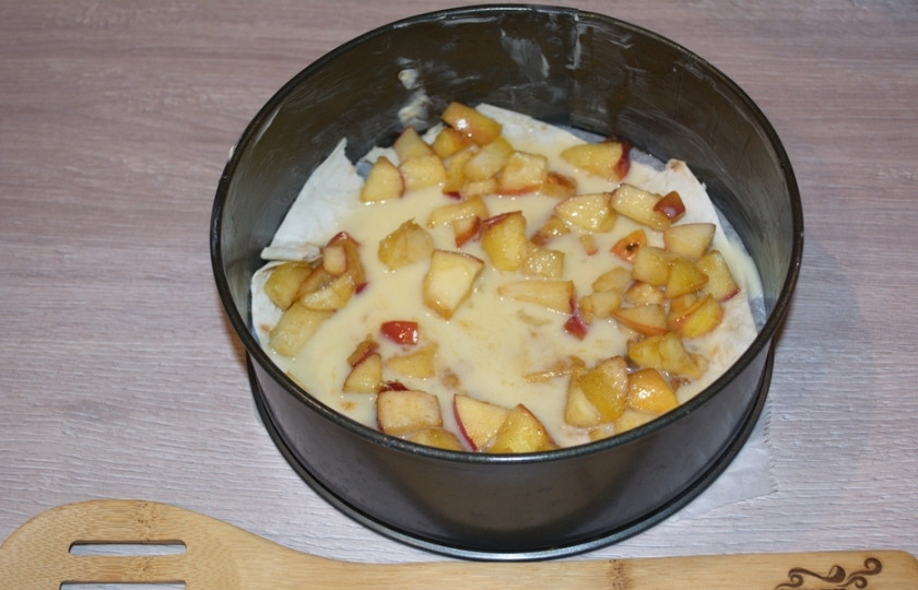 1. Этап. Слоеный яблочный пирог: Влейте немного яично-молочный массы.