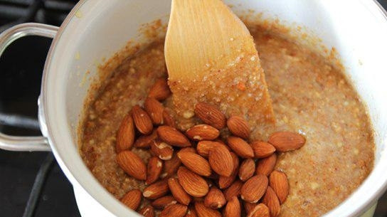 1. Этап. Туррон с фундуком: 7. Целый миндаль кладу в массу и перемешиваю.