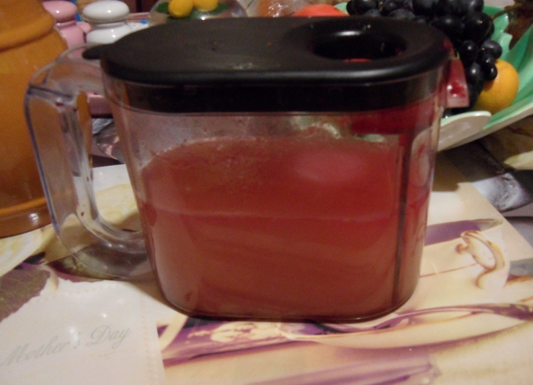 1. Stage. Xu Xu Liqueur: Squeeze lemons and grapefruits in a juicer.