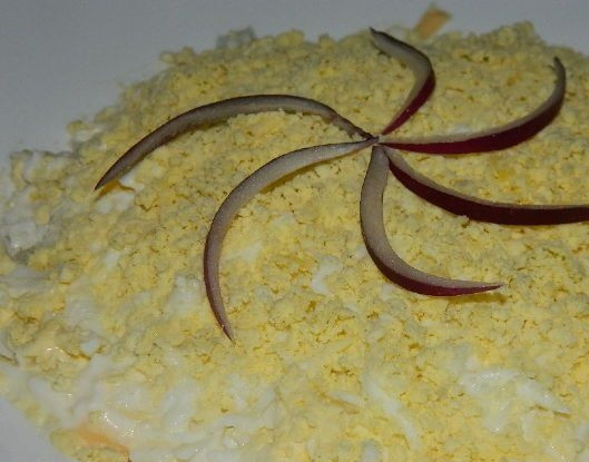 1. Этап. Салат с курицей и сыром: 7. В завершении — натертый желток. Это будет последний слой. Теперь отправьте салат минимум на один час в холодильник, после чего его можно будет подавать к столу.