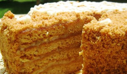 1. Этап. Торт Кутузов: 6. Таким способом укладываем все последующие коржи. Оставшимся кремом смазываем верх торта и боковые грани, посыпаем оставшейся крошкой от торта и орехами. Можно украсить сгущенкой. Тортик готов, приятного чаепития!