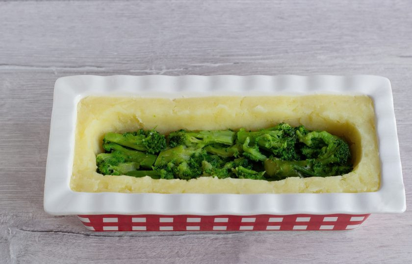 1. Этап. Картофельно-морковная запеканка с брокколи: Затем в углубление выложите брокколи. Придавите ложкой.