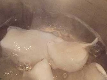 1. Этап. Салат из пекинской капусты с кальмарами: Подготовим кальмаров. Если они неочищенные, опускаем их в кипяток, а потом сразу в холодную воду — и очищаем. Затем варим, опускаем по одному в кипящую и слегка подсоленную воду, а когда вода опять закипит, варим 10 секунд.