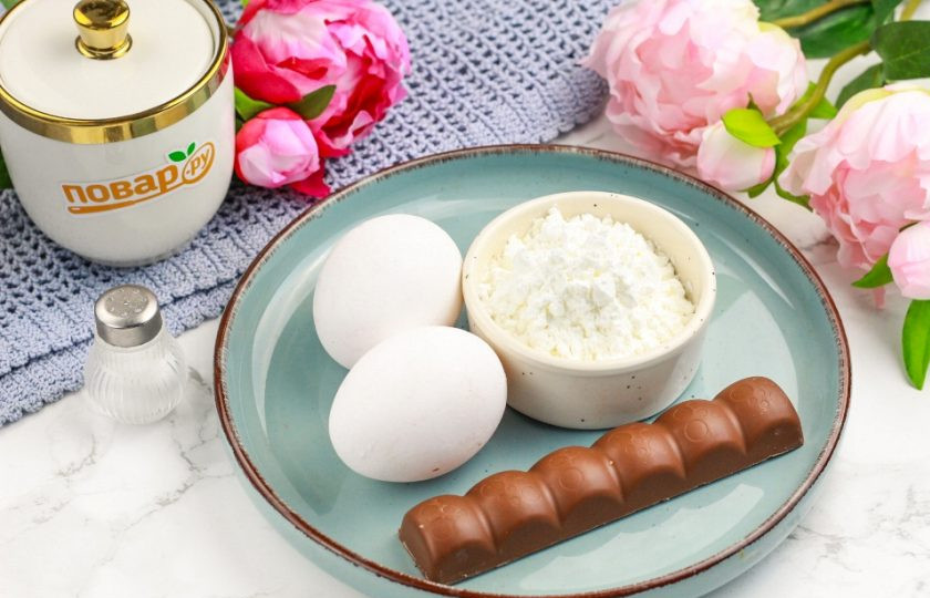 1. Этап. Меренга с шоколадом: Подготовьте указанные продукты. Аккуратно разбейте охлажденные куриные яйца, разделяя белки и желтки. Проследите, чтобы ни капли желтка не попало в белки, так как они не взобьются. Так же насухо протрите емкости перед разделением яиц, так как даже капля воды тоже может помешать идеальному взбиванию белков.