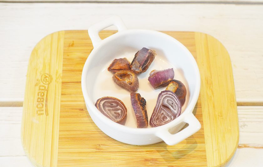 1. Этап. Салат с луком и голубым сыром: 2. Запеките в духовке при 180 градусах до мягкости.