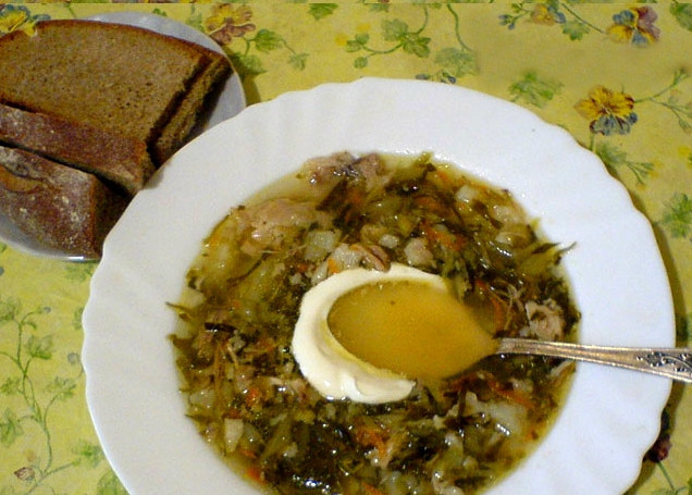 1. Этап. Щи из щеницы: Через час достаем мясо и отщипываем от него куски, можно делать это вилкой или ножиком. Картошку разламываем на удобные кусочки. Кладем все обратно в кастрюлю. Суп готов! Его можно подавать сразу, но лучше дать ему постоять несколько часов. Такие супы кушают в течение нескольких дней. Так они становятся еще вкуснее. Также щи отлично сочетаются со сметаной. Приятной вам щеницы!