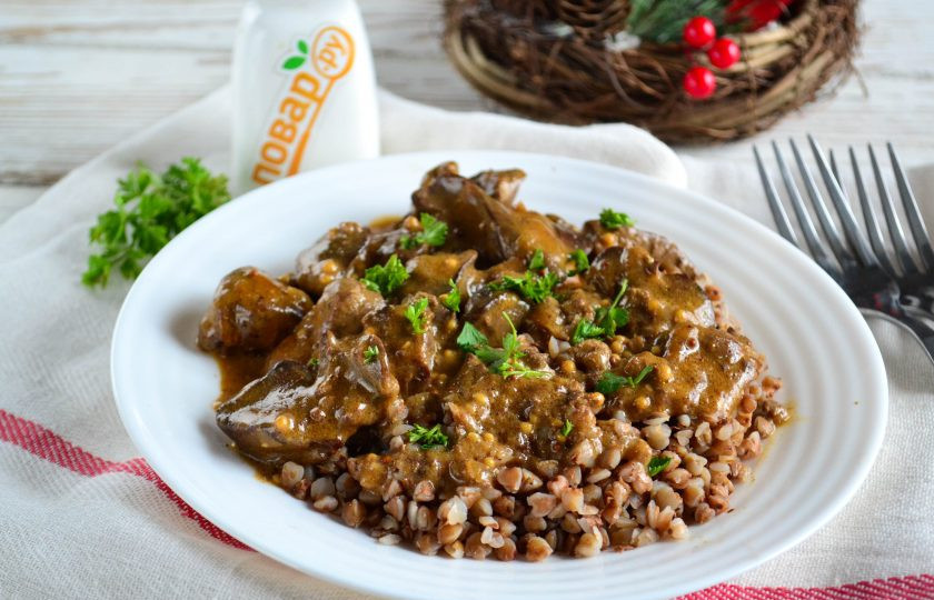 1. Этап. Куриная печень на сковороде с майонезом: Подавайте такую печень с любым гарниром. У меня гречка - очень вкусно! Приятного аппетита!