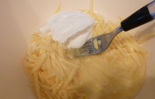 1. Этап. Капустные оладьи в духовке: 3. Вбить туда яйцо и добавить сметану. В рецепт приготовления капустных оладьев в духовке можно также использовать майонез. В качестве специй подойдет не только соль и перец, но и любые другие ароматные травы.