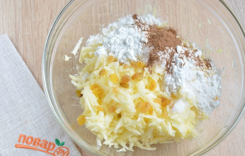 1. Этап. Берлинский яблочный пирог: 5. Для начинки очистите яблоки от кожуры и сердцевинок. Натрите их на крупной терке, добавьте корицу, изюм, сахар, крахмал. Перемешайте хорошо.