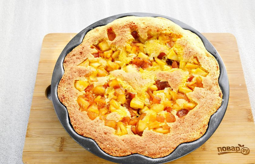 1. Этап. Шарлотка с курагой и яблоками: Остудите пирог. Приятного аппетита!