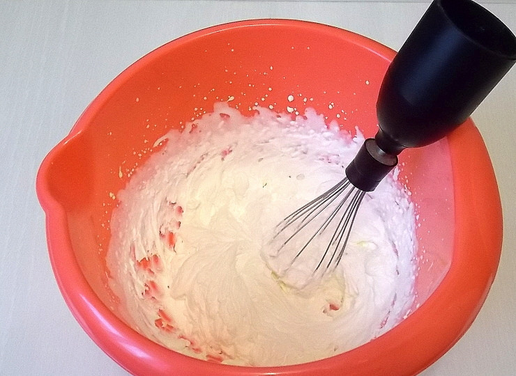 1. Этап. Меренговый рулет с малиной: Взбейте сливки до устойчивых пиков.