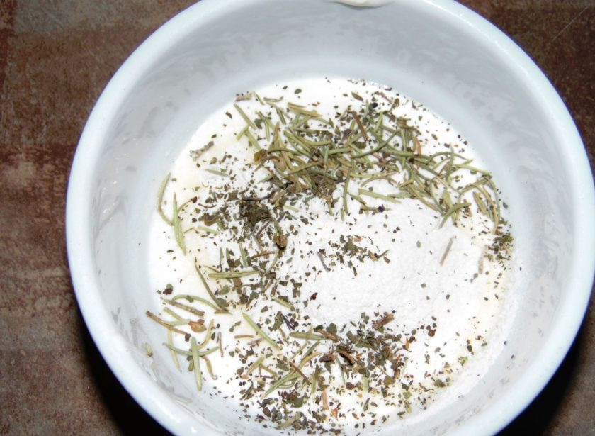 1. Этап. Куриные желудки, тушенные со сметаной: 4. Отдельно готовим сметанный соус: смешайте сметану с солью и специями, доведите до кипения. Добавьте пару щепоток муки и варите 3 минуты, постоянно помешивая.