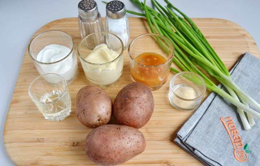 1. Этап. Картофельный салат Баффало: 1. Подготовьте продукты для салата и заправки. Картофель вымойте тщательно со щеткой, залейте водой, доведите до кипения и варите до готовности 20-25 минут.