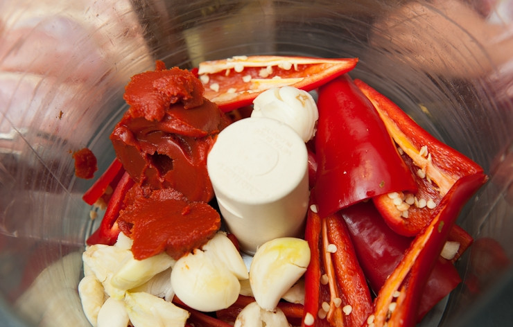 1. Этап. Куриное филе в чесночном соусе: Очищаем перец чили от семян, затем чистим чеснок и все это кладем в миксер. Туда же добавляем одну ложку томатной пасты.