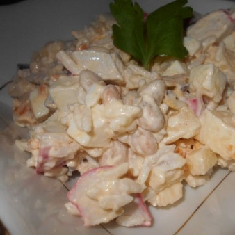 Салат с рисом и крабовыми палочками