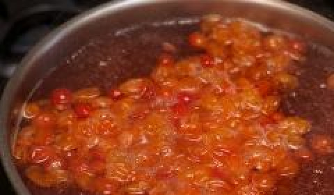 1. Этап. Кисель из калины: Кладем ягоды в кастрюлю, заливаем водой и доводим до кипения. Потом 10 минут варим на среднем огне.