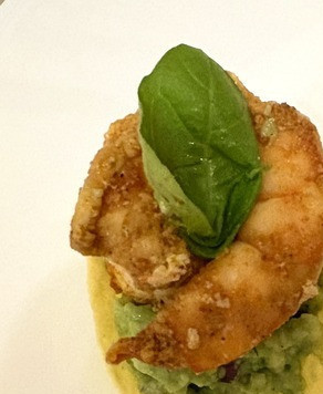 1. Этап. Канапе с авокадо и креветками: На чипсы положить по 1 ч. ложке с горкой авокадо, сверху креветку. Украсить на свой вкус, я украсила листиком базилика.