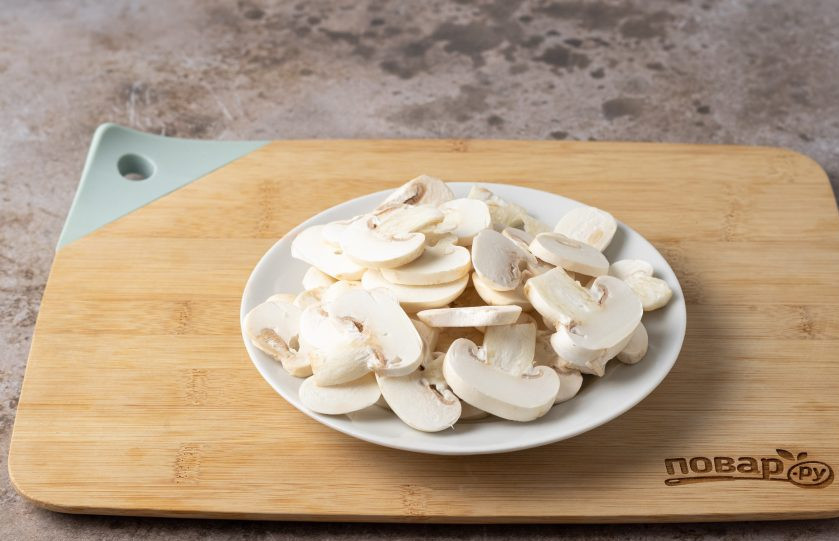 1. Этап. Жареные грибы с луком и морковью на сковороде: Шампиньоны помойте, нарежьте пластинами.