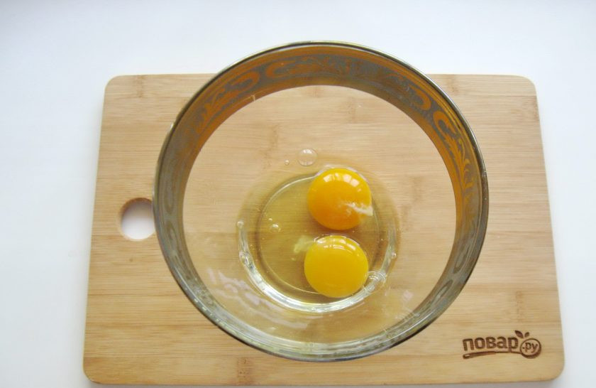 1. Этап. Лимонный кекс на кефире: Разбейте в миску два крупных яйца или три небольших.