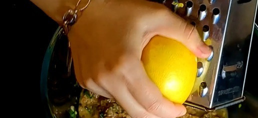 1. Этап. Котлеты из консервированного тунца: Котлеты: Откройте 2 банки консервированного тунца, слейте жидкость и выложите тунец в большую миску. Мелко нарежьте укроп и половину пучка зеленого лука, добавьте к тунцу. Разбейте 3 яйца и добавьте их в миску с тунцом. Добавьте щепотку соли, черный перец по вкусу, половину чайной ложки сушеного чеснока и натертую цедру лимона. Все хорошо перемешайте.