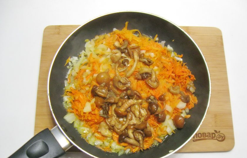 1. Этап. Постные голубцы с овощами: Налейте подсолнечное масло и тушите лук с морковью 5-6 минут. Добавьте грибы.