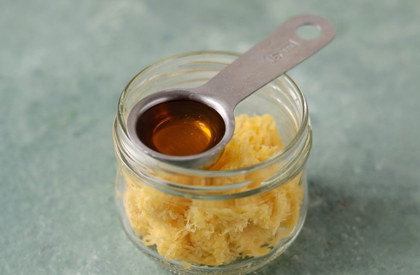 1. Этап. Репа с медом от кашля: Добавьте мед, перемешайте. Оставьте на пару часов настояться.