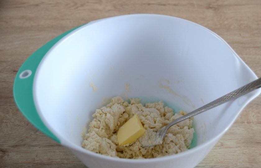 1. Этап. Батон на кефире: Добавьте мягкое сливочное масло, смешайте.