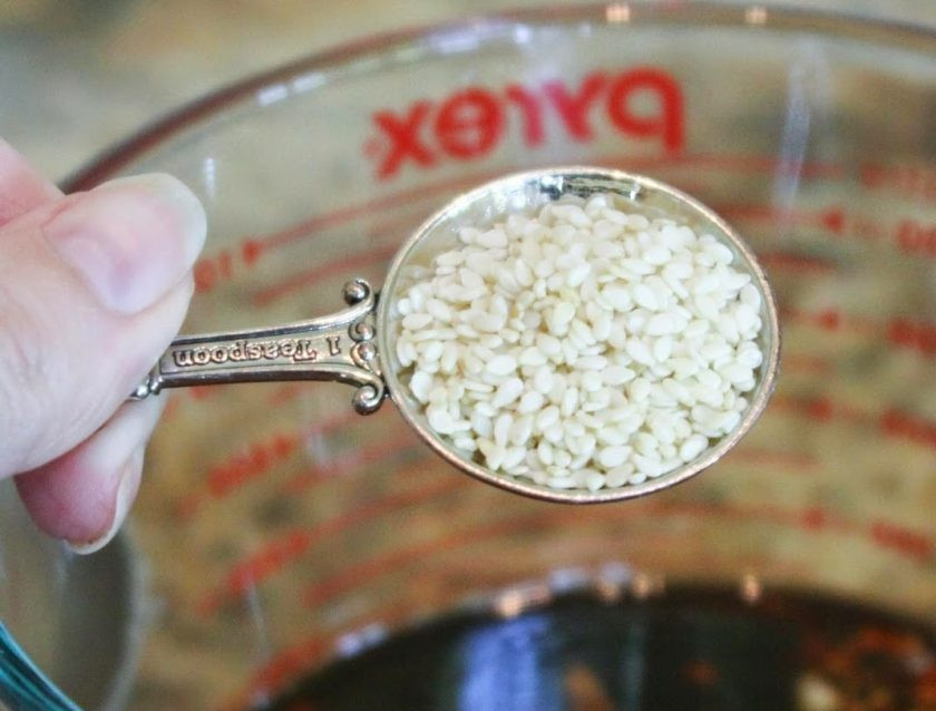 1. Этап. Шашлык гармошкой: 5. Всыпьте белые и черные кунжутные семена.