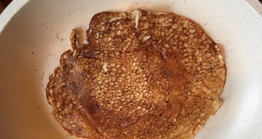 1. Этап. Рецепт вкусных блинов на кефире: 6. Переверните блин на другую сторону и жарьте еще до золотистой корочки.