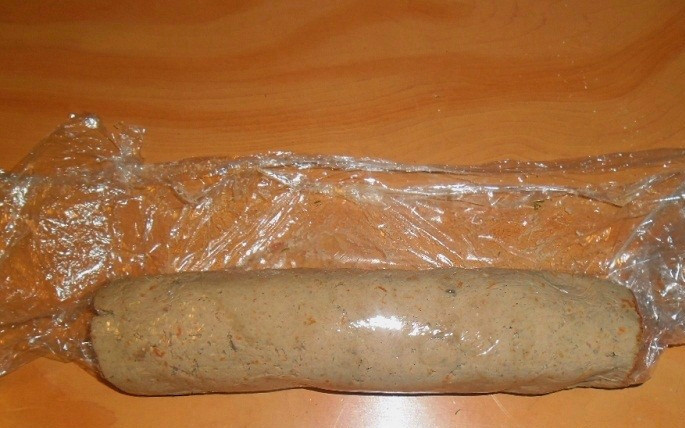 1. Этап. Паштет из куриной печени с овощами: Аккуратно сворачиваю паштет рулетом, стараясь, чтобы пакет тоже не закрутился, иначе потом в самом рулете будут куски целлофана. Убираю в холодильник застывать, как правило, на 5-6 часов.