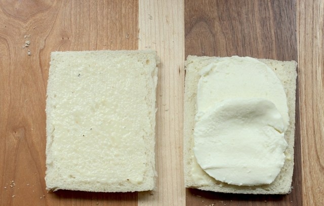 1. Этап. Жареный сэндвич с моцареллой: 2. Выложите сыр.