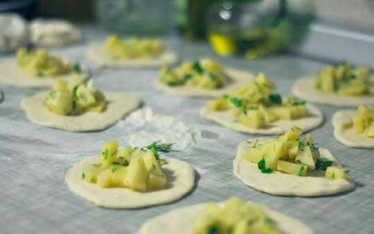 1. Этап. Вегетарианские вак беляши: Формируем лепешки, как для пирожков. В центр выкладываем начинку.