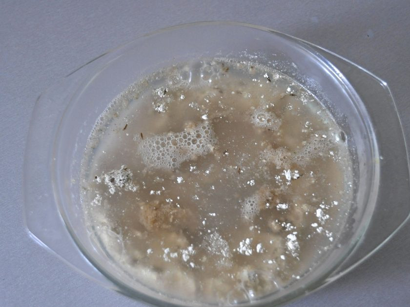 1. Этап. Рижский хлеб по ГОСТу: Влейте 280 мл. кипятка, размешайте.