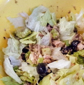 1. Этап. Салат из сардин и сельдерея: Добавить салатные листья. Осторожно перемешать. Можно подавать. Приятного аппетита.