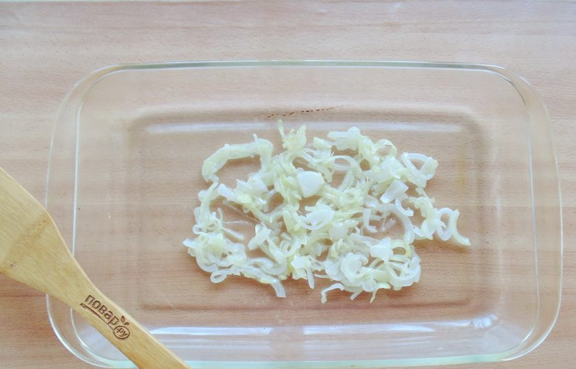 1. Этап. Караси по-чеховски: Половину жареного лука выложите в форму для запекания.