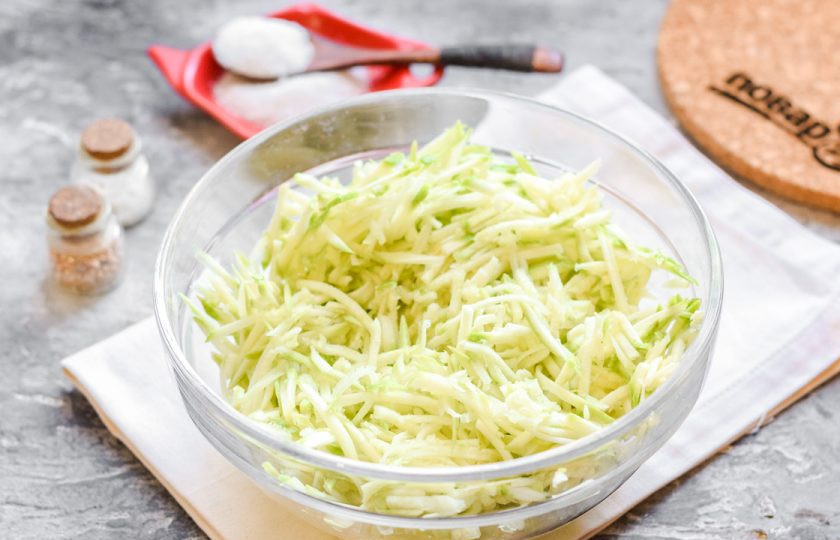 1. Этап. Паста из кабачков на зиму: Кабачки вымойте и просушите, после натрите на терке для корейской моркови. Нам нужна длинная тонкая стружка.