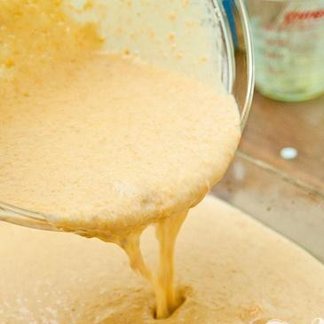 1. Этап. Пудинг с хурмой: 5. Добавить сливки, мед, топленое сливочное масло и тщательно размешать до однородности. Залить полученное тесто в подготовленную форму.