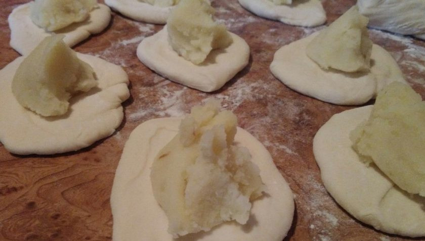 1. Этап. Жареные пирожки (простой рецепт на сыворотке): 6. Выкладываем в середину начинку и закрываем пирожки традиционным способом. Затем немного проходимся по ним скалкой, чтобы выровнять пирожки.