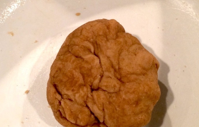 1. Этап. Индийские лепешки Пури: 4. Замесите плотное и твердое тесто, используйте оставшуюся муку. Оберните его пленкой и отправьте в холодильник на 1 час.