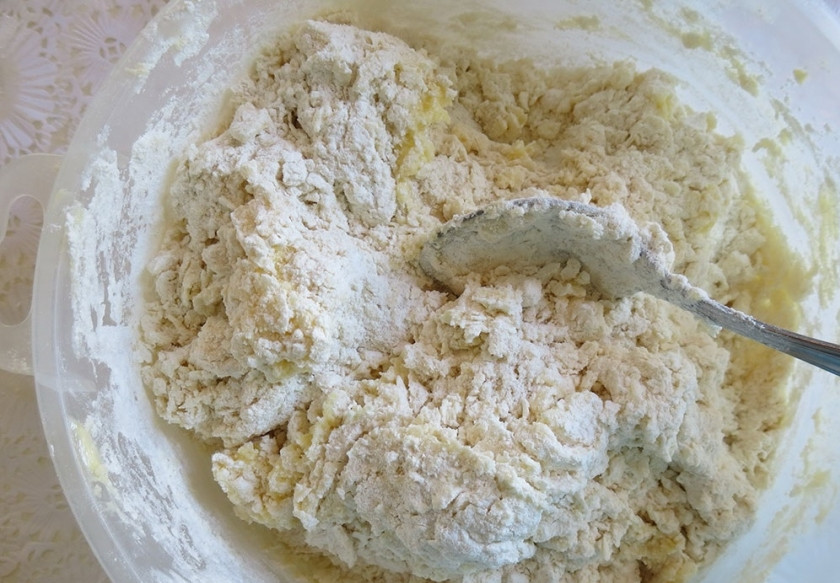 1. Этап. Печенье расписное своими руками: 3. Муку заранее просеиваю и смешиваю с разрыхлителем, затем добавляю ее к маслу и яйцам.
