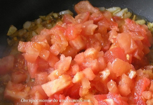 1. Этап. Креветки под шоколадным соусом: Добавьте томаты, тушите на минимальном огне 15 минут.