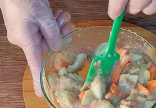 1. Этап. Аппетитная закуска из кабачков и индейки: 17. Оставшийся соус смешиваем с начинкой, морковью и мякотью кабачка.