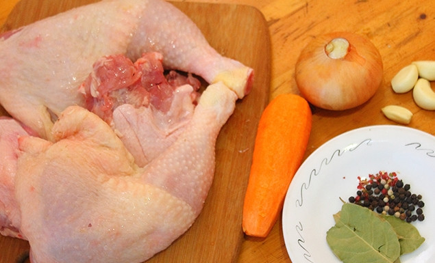 1. Этап. Куриный холодец в мультиварке редмонд: Подготовьте ингредиенты, курицу промойте.