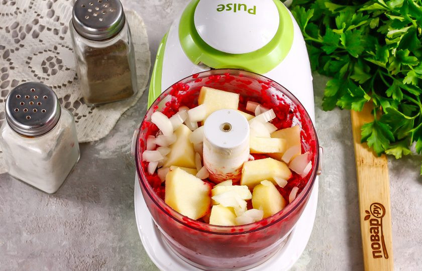 1. Этап. Форшмак со свеклой: Нарежьте четверть очищенной и промытой луковицы и добавьте в емкость. Выложите майонез, всыпьте соль и измельчите все примерно 3-4 минуты на пульсирующем режиме.