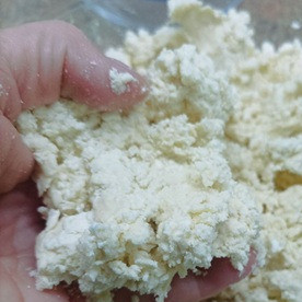 1. Этап. Печенье с джемом и орехами: Творог пробить погружным блендером или протереть через сито. Вместе с остальными ингредиентами для теста поместить в чашу блендера и взбить до масляной крошки. Крошку собрать в тесто, завернуть в пищевую пленку и поместить в холодильник на 1 час.